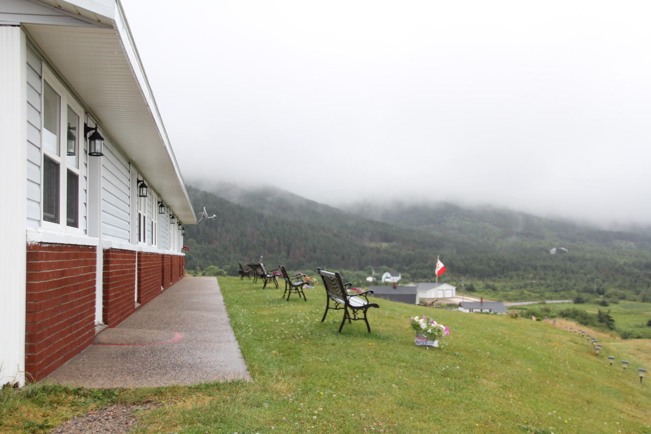 Burton'S Sunset Oasis Motel Bay Saint Lawrence Exterior foto